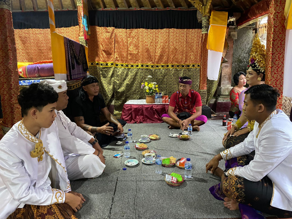 Perbekel Petang Menghadiri Undangan Prawartaka Karya Piodalan Mapulasari dan Mepandes atau Potong Gigi di Rumah I Ketut Sutena Br.Petang Suci